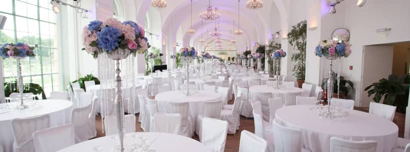 Weißgoldzimmer banquet setup at Schönbrunn: historic ballroom with floral centerpieces for events.