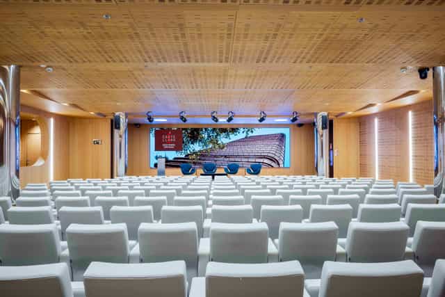 Modern auditorium for panel discussions and professional corporate events at Castellana 81.