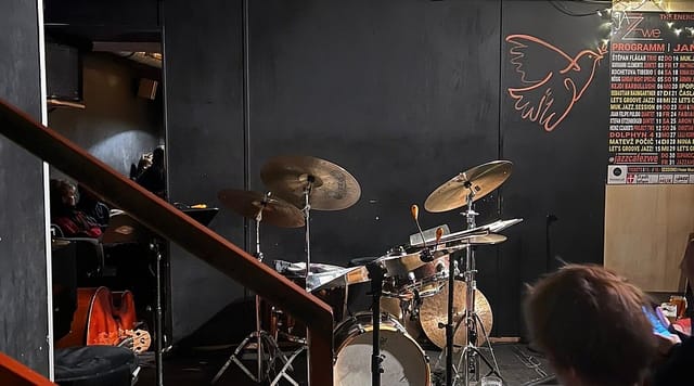 Intimate ZWE jazz club bar with structural pillar, ideal for acoustic sets and live music events.