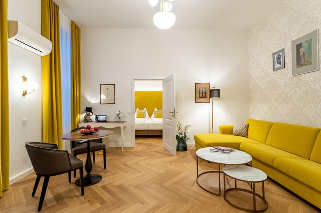 Junior suite at Theaterhotel Wien, dual-zone layout, ideal for VIP business travel and conferences.