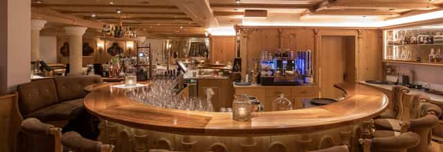 Upscale Hotel Post Wien bar for post-conference networking and corporate event breakout sessions.