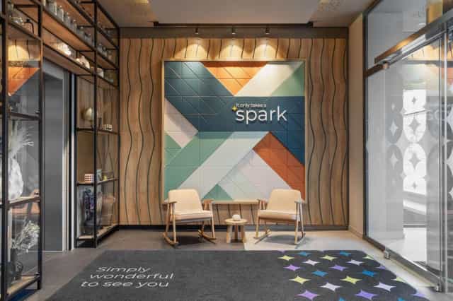 Spark by Hilton Vienna Donaustadt reception area with geometric decor for corporate events.