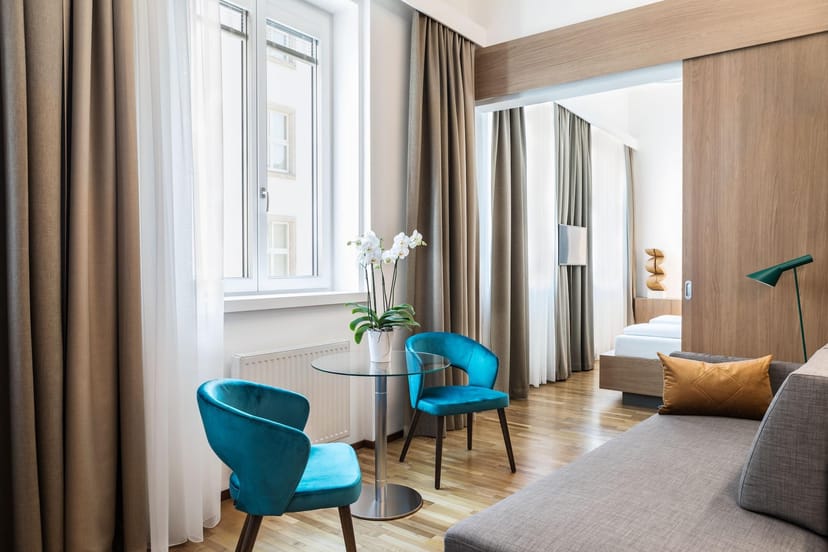 Modern hotel suite for bleisure business meetings at Hotel Am Stephansplatz Wien.
