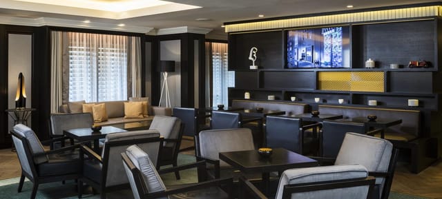 VIP lounge bar at Hilton Vienna Plaza for corporate networking and small-group business meetings.
