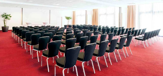 Theater-style conference center in Vienna for corporate events and seminars with natural light.