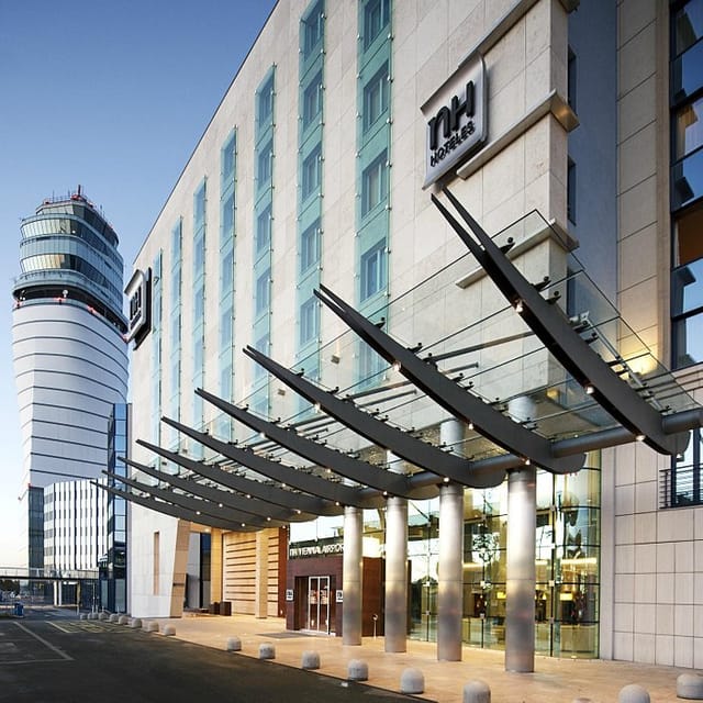 Modern Vienna airport conference center: upscale corporate meeting venue for business events.