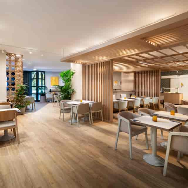 Biophilic lounge at voco Vienna Prater, modular seating for networking and corporate workshops.