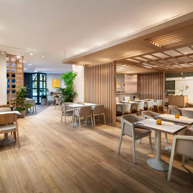 Biophilic lounge at voco Vienna Prater, modular seating for networking and corporate workshops.