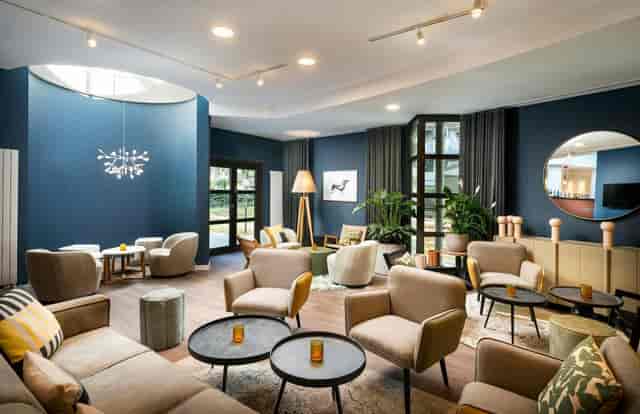 Modern breakout space at voco Vienna Prater with modular seating for corporate events and meetings.