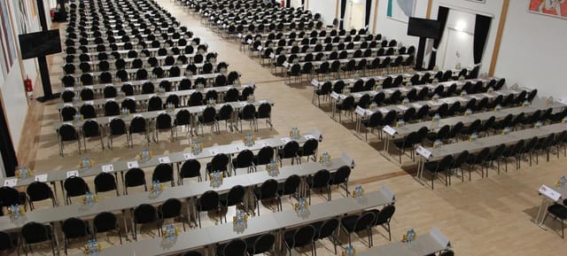 Arena in Palladion XXI: high-capacity classroom setup for conference and training events.