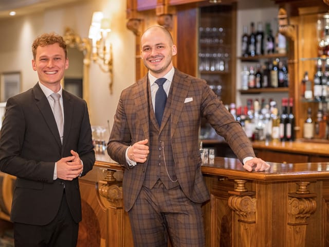 Professional lounge staff in polished attire, Kavalierbar Wagemut for corporate event planning.