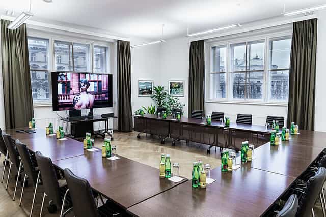 U-shape boardroom at UNIQA Österreich with natural light for corporate meetings and conferences.