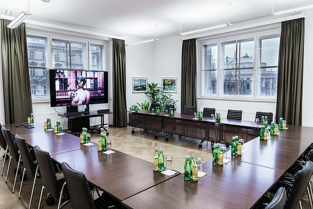 U-shape boardroom at UNIQA Österreich with natural light for corporate meetings and conferences.