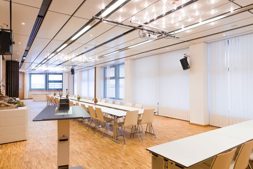 Modern boardroom in UNIQA Österreich with AV setup for corporate training and workshops.