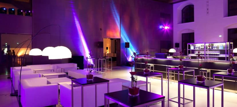 Modern Aula Lounge with purple LED lighting, ideal for sophisticated evening networking events.