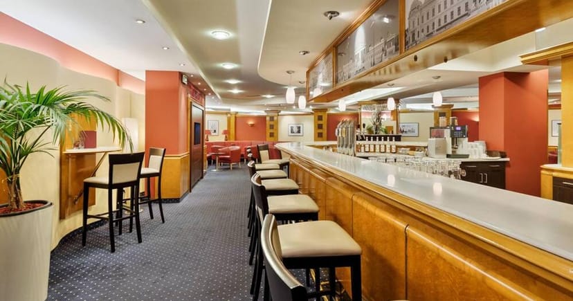 Hotel bar for networking and corporate receptions at Austria Trend Hotel Ananas.