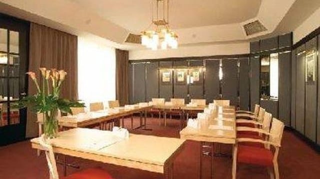 U-shape boardroom at Austria Trend Hotel Ananas, perfect for business meetings and conferences.
