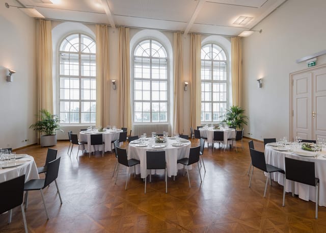 MQ Foyer Barocke Suiten: Bright event venue with high ceilings for banquets and conferences.