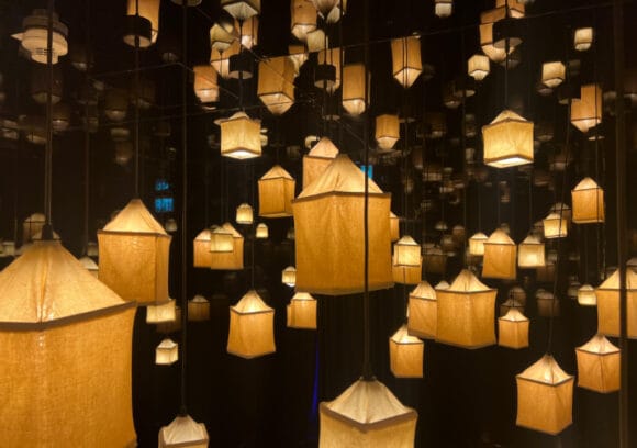 Immersive lighting installation in IKONO Vienna event lounge for gala and corporate venue rental.