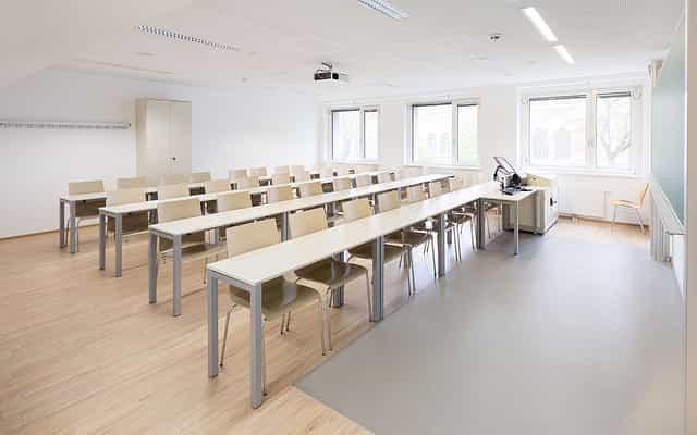 CUBE14 seminar room: lecture-style classroom for professional training and academic workshops.