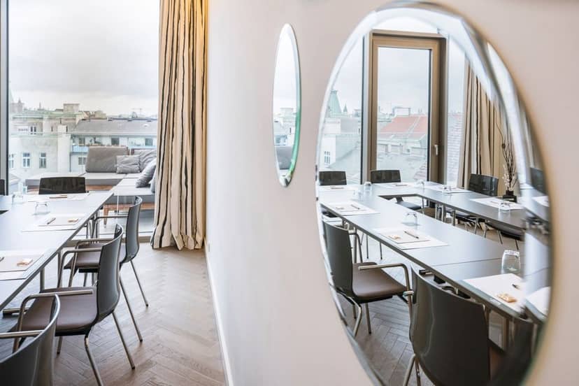 Executive boardroom with U-shape seating at MAXX Vienna, perfect for premium business meetings.
