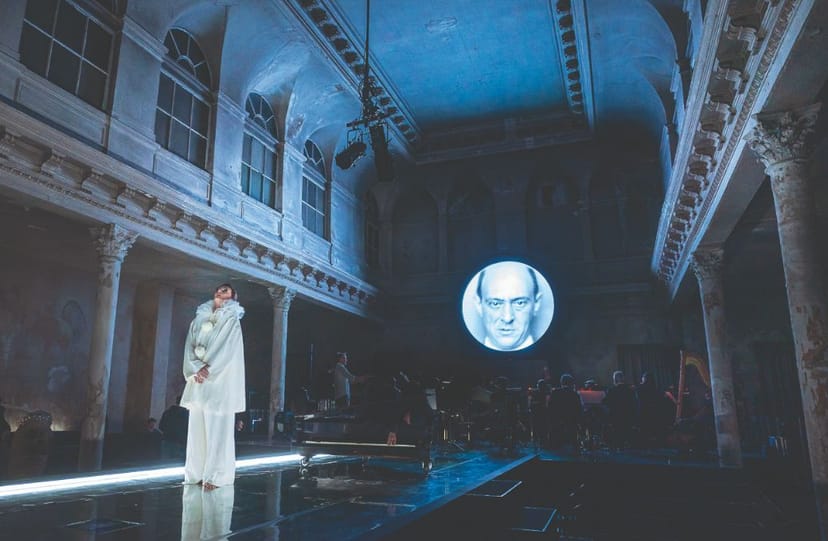 Theater room in REAKTOR with circular projection backdrop for immersive event production.