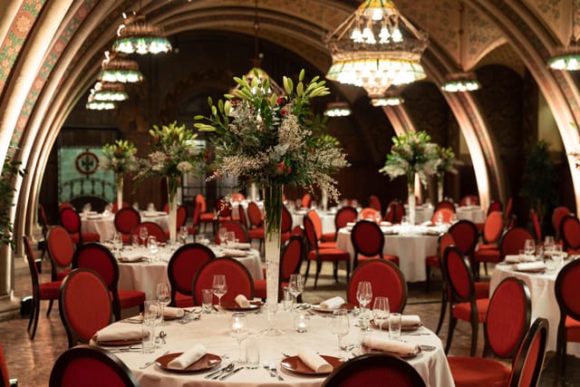 Gala at REAKTOR ballroom featuring bold red chairs, ideal for luxury events and corporate galas.