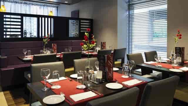 Kings Bench Suite: Formal private dining setup for intimate business lunches and small events.