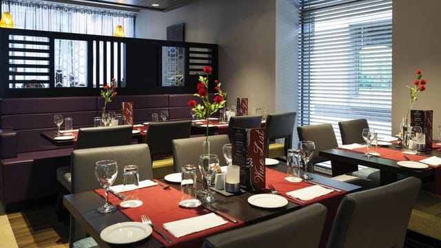 Kings Bench Suite: Formal private dining setup for intimate business lunches and small events.