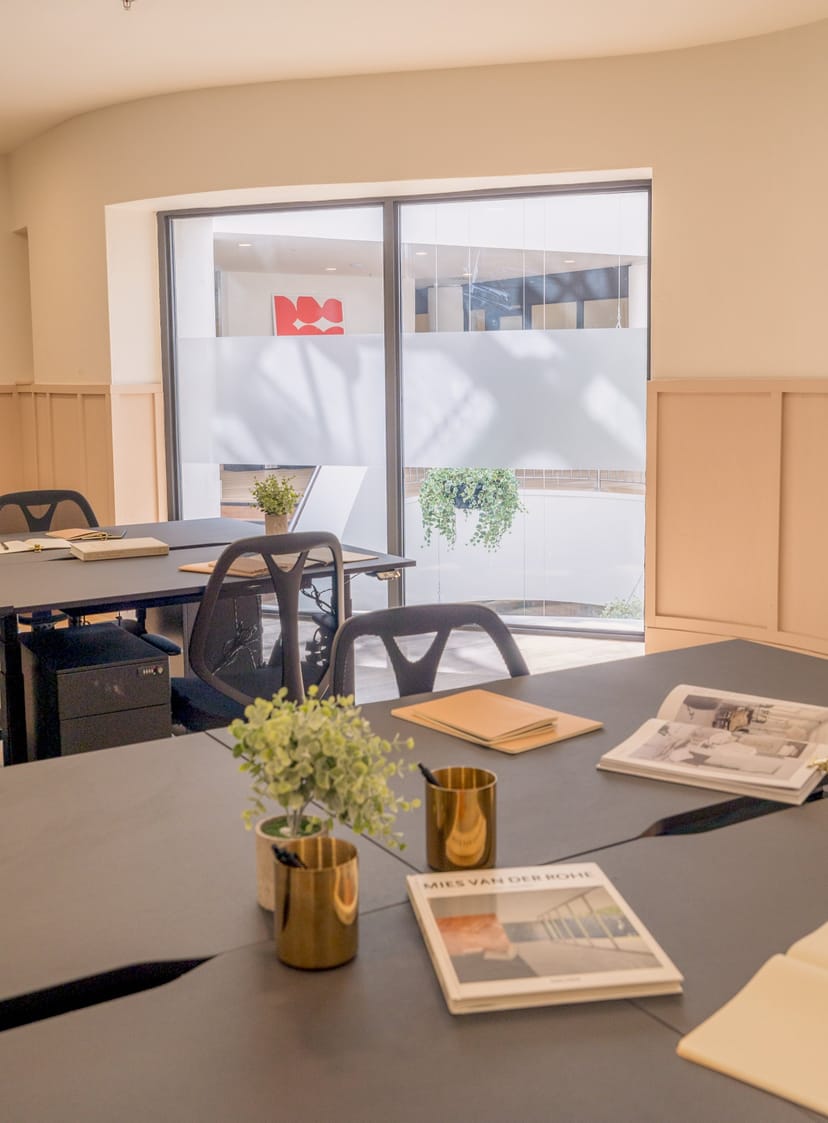 Smyth House breakout room with ergonomic desks for small-group business meetings and collaboration.