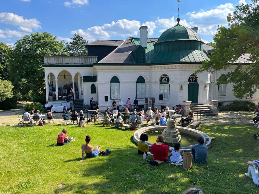 Geymüllerschlössel garden event with informal seating for open-air presentations.