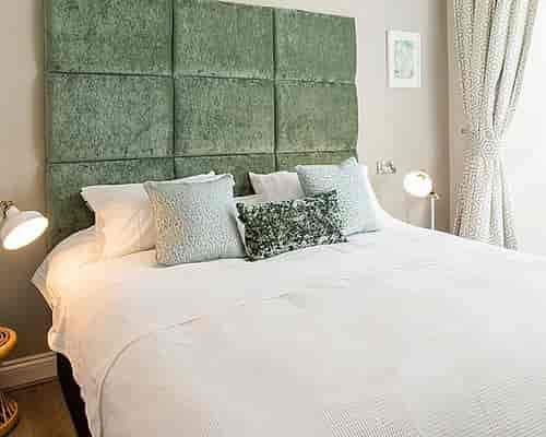Watson Suite boutique guest room for intimate corporate retreats and executive lodging.
