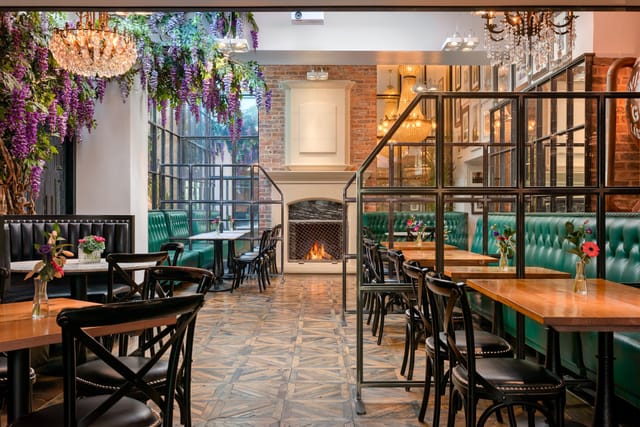 Upscale cocktail bar at Black Ivy for boutique dinners and corporate networking events.