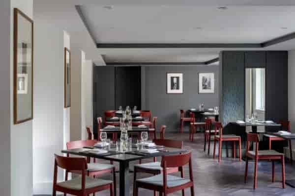 Sophisticated Scholar restaurant dining room for executive private meetings and corporate dinners.