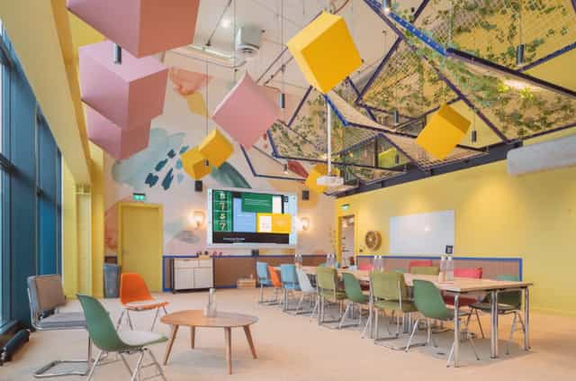 Agile meeting room at Comet Bercy for collaborative workshops and creative corporate events.