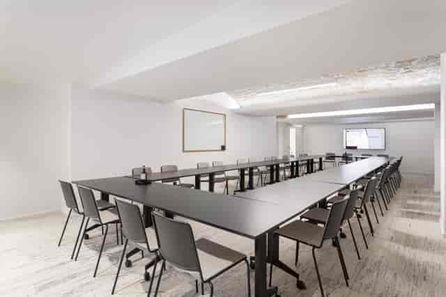 U-shape boardroom at Patchwork Montholon, minimalist meeting space for corporate events.