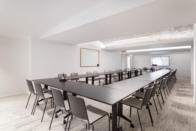 U-shape boardroom at Patchwork Montholon, minimalist meeting space for corporate events.