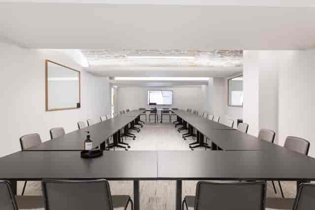 U-shaped conference room at MTS05 Patchwork Montholon, ideal for workshops and board meetings.