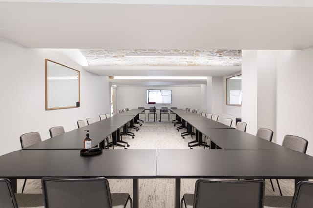 U-shaped conference room at MTS05 Patchwork Montholon, ideal for workshops and board meetings.