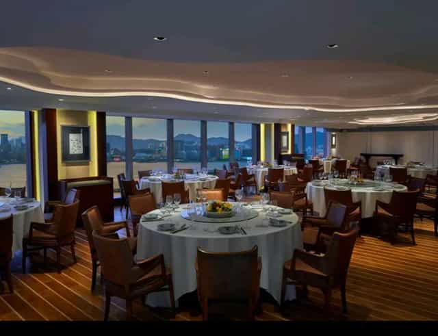 Upscale harbor-view dining room at Nanhai No. 2 for executive dinners and networking events.