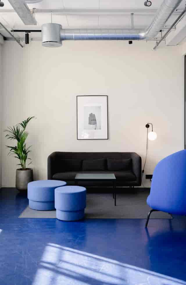 Modern GST Mesh Matrikel1 breakout zone for professional brainstorming and client meetings.