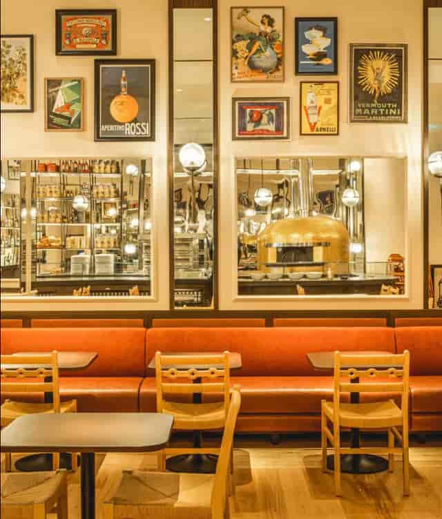 Stylish venue in Luci with cozy seating—ideal for meetings and networking events.