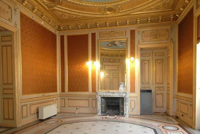 Elegant meeting space with ornate details at Casa de América for sophisticated events.