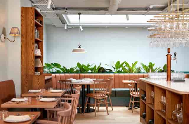 Lisboeta First Floor: versatile board breakout space with bar for intimate corporate dinners.