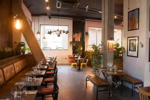 Leadbelly’s industrial-chic sports bar featuring flexible seating for networking events and dinners.
