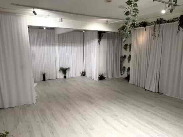 Minimalist event space with wood floors, ideal for customizable workshops and corporate staging.