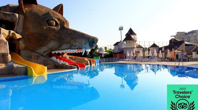 Pool Club & Spa