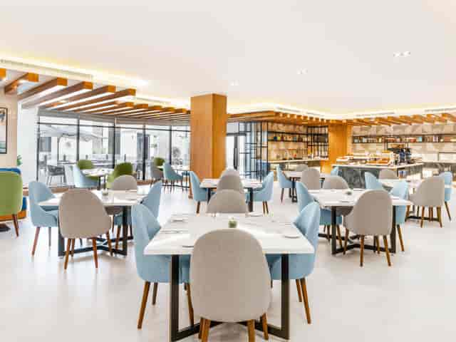 Modern, light-filled banquet hall at Holiday Inn Riyadh for business meetings and networking.