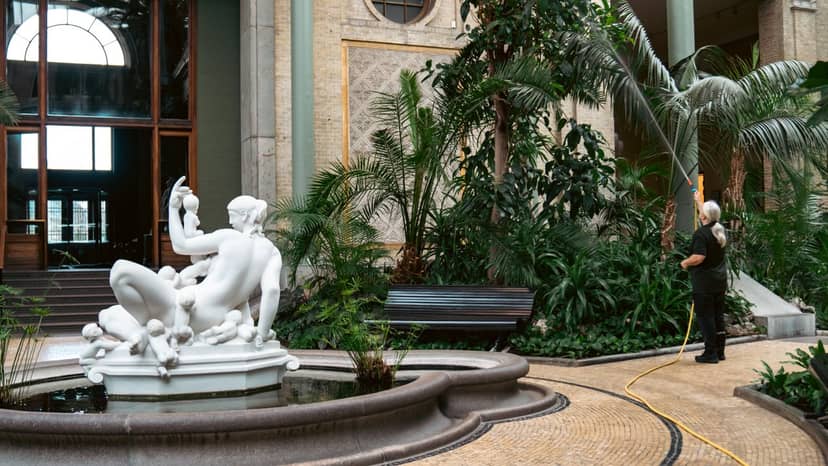 Glyptotek Hall with greenery and elegant architecture for upscale events and gatherings.