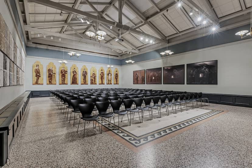 Hall of Paintings in Carlsberg Venues: elegant event room with stylish chandeliers, perfect for conferences.